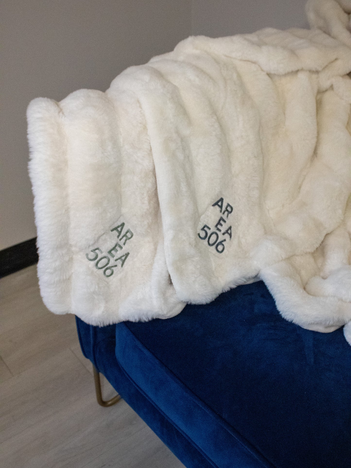 AREA 506 Faux Fur Blanket